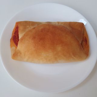 Fagottino con salame,  formaggio e pomodoro 