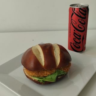 menù panino bretzel con cotoletta di pollo e bevanda a scelta