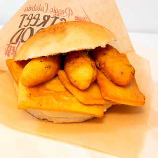 Panino con panelle e crocchette