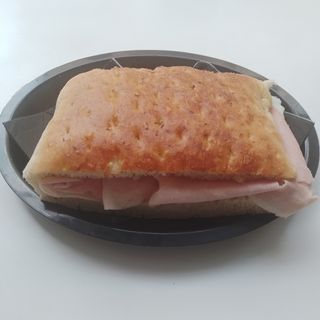 Pizza bianca con prosciutto cotto e formaggio
