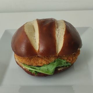 panino bretzel con cotoletta di pollo