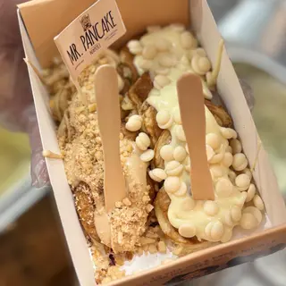 10 Minipancake con: Crema Kinder Bueno - Crema Galak - Granella di noccioline - Gocce cioccolato bianco (senza glutine - contiene lattosio)
