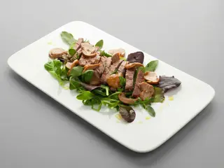 Tagliata di manzo con funghi porcini