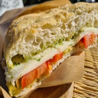 Tonno, pomodoro maionese e insalata