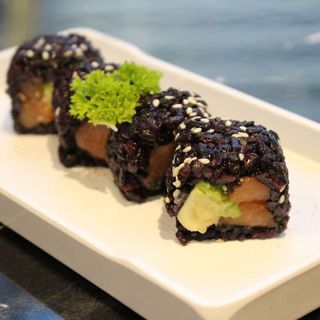 Ura black sake avocado 8 pezze