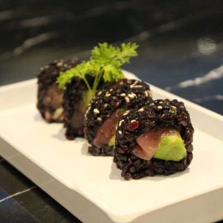 Ura black tonno avocado 8 pezzi