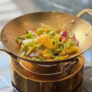 Verdure miste in pentola di fuoco