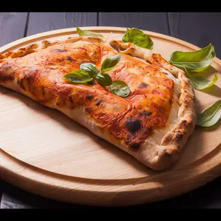 Calzone ripieno con uova e salame