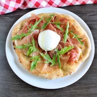 Focaccia con crudo e bufala 