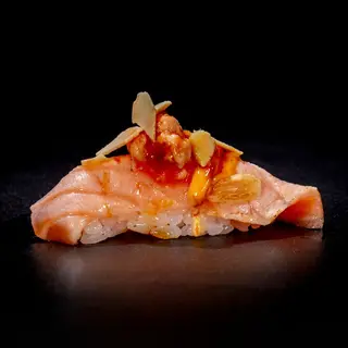 Nigiri sake scottato