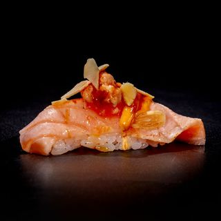 Nigiri sake scottato