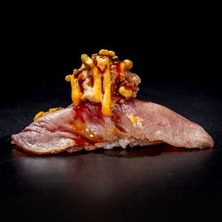 Nigiri tuna scottato