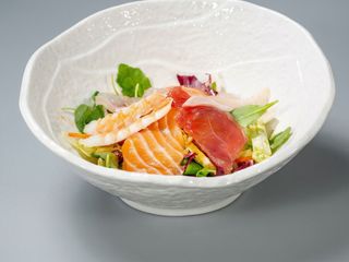 Insalata verde con pesce crudo