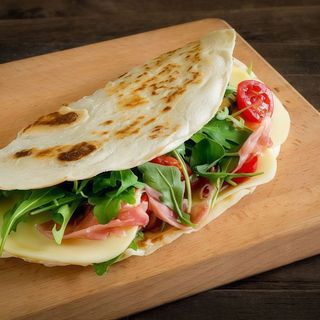Piada salsiccia peperoni e scamorza
