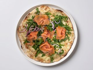 Salmone affumicato rucola e cipolla rossa di tropea