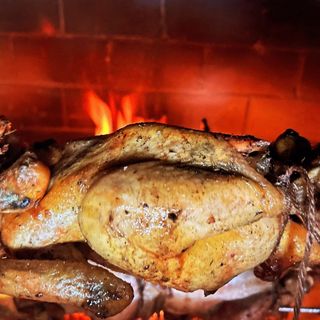 Pollo a girarrosto a legna