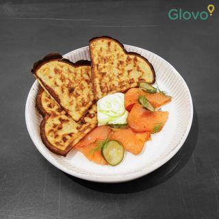 Mini pancakes with gravlax (salmone)