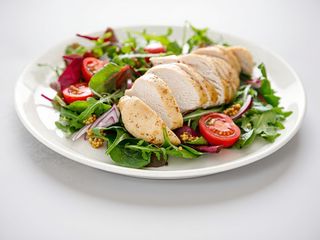 Tagliata di pollo con valeriana e salsa caesar