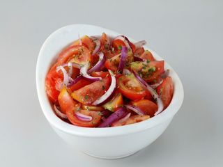 Insalata di pomodoro e cipolla rossa