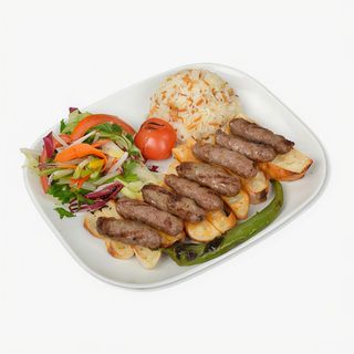 Köfte con patate e insalata