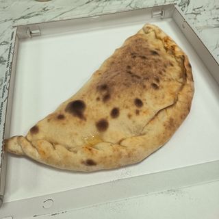 Calzone mozzarella prosciutto crudo e formaggio