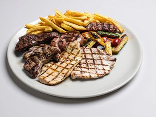 Tris di carne con patatine fritte