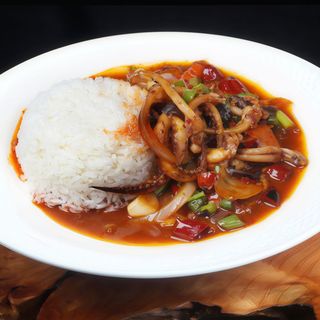 Calamari piccante con riso bianco