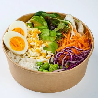 Poke di riso con pollo del girarrosto