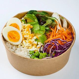 Poke di riso con pollo fritto