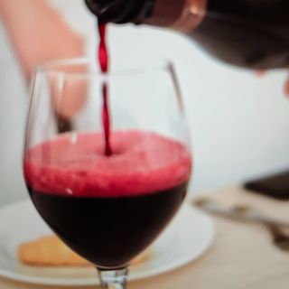 Vino rosso frizzante 