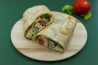 Piadina con cotoletta, mozzarella, insalata, pomodoro e maionese