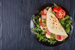 Piadina con salame zia, mozzarella, insalata, pomodoro e maionese