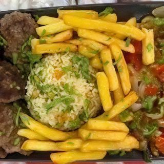 Piatto kofte riso con verdure