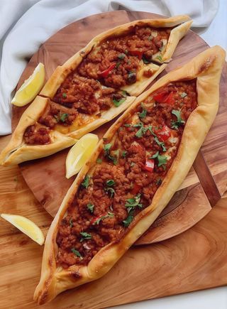 Pide con carne trita