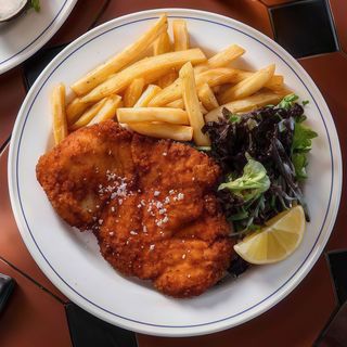 Cotoletta di pollo con patate e insalata