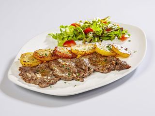 Hamburger con patate e insalata