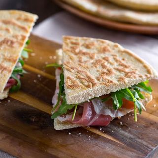 Torta stracchino rucola e prosciutto crudo