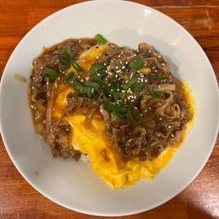 Riso bianco, manzo e uova 肥牛饭
