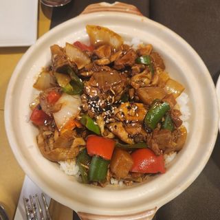 Riso al pollo stufato 黄焖鸡饭