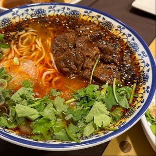 Zuppa di noodles con manzo piccante - molto piccante 香辣牛肉面