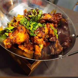Ali di pollo fritte e saltate con salsa piccante干锅鸡翅
