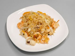 Ramen saltato con pesce misto