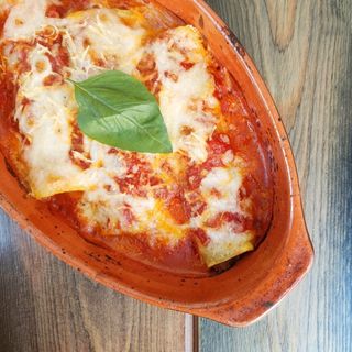 Cannelloni al pomodoro e besciamella veg ripieni di carne vegetale