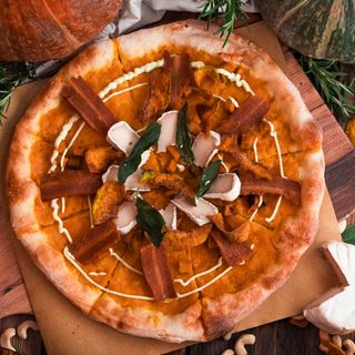 Pizza Autunno al Rifugio: crema di zucca, bacon, brie di anacardi, stracchino, chips di salvia e zucca