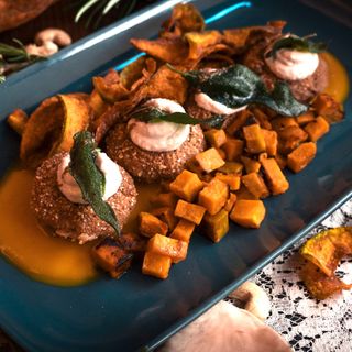 Polpette proteiche con chips di zucca e salvia su crema di zucca delica e anacardi con riduzione di salvia e rosmarino