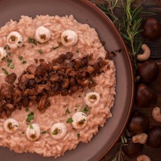 Risotto con porcini, castagne, cremoso di anacardi e riduzione salvia e rosmarino