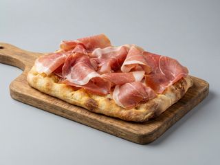 Focaccia crudo e mozzarella