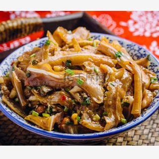 Orecchie di maiale brasate condite e servite fredde 猪耳朵