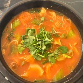 Spaghetti di riso al brodo di manzo con pomodoro e patate 牛腩米线