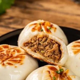Baozi di carne brasato con salsa di sesamo （4pz）（leggermente piccante）麻酱